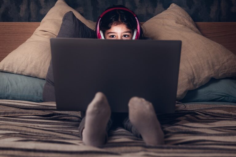Uzależnienie od komputera ‒ kiedy hobby zamienia się w problem?