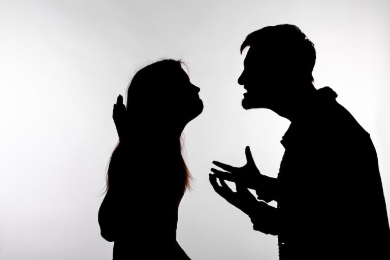 Zaburzenia komunikacji w relacjach, kiedy warto zgłosić się do psychologa?